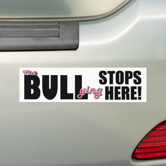De bull-ying zet hier Roze Bumpersticker op (Op auto)