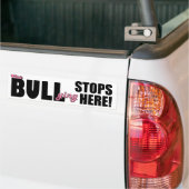 De bull-ying zet hier Roze Bumpersticker op (Op Truck)