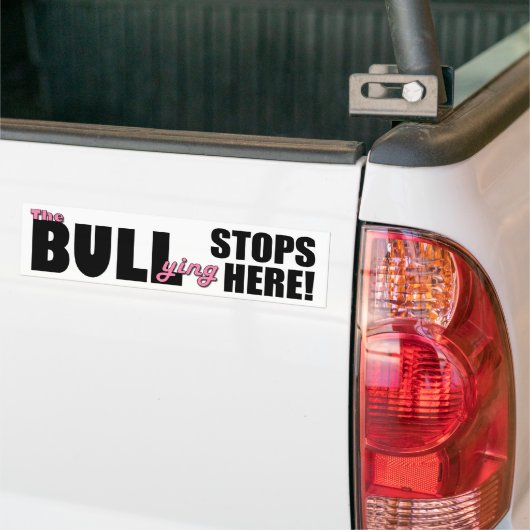 De bull-ying zet hier Roze Bumpersticker op (Op Truck)
