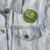 De Bumble Bee op de Melkroos Ronde Button 5,7 Cm (In situ)