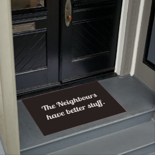 De buren hebben betere spullen. deurmat