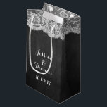De cadeautassen van het Chalkboard en het Lace Wed Klein Cadeauzakje<br><div class="desc">Het Chalkboard en het Lace Wedding Collectie Gift Bags. *Opmerking: Zazzle verkoopt alleen gedrukte producten,  daarom heeft dit object geen echt kant-en-klare materialen.</div>