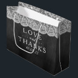 De cadeautassen van het Chalkboard en het Lace Wed Large Cadeautasje<br><div class="desc">Het Chalkboard en het Lace Wedding Collectie Gift Bags. *Opmerking: Zazzle verkoopt alleen gedrukte producten,  daarom heeft dit object geen echt kant-en-klare materialen.</div>