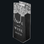 De cadeautassen van het Chalkboard en het Lace Wed Wijn Cadeautas<br><div class="desc">Het Chalkboard en het Lace Wedding Collectie Gift Bags. *Opmerking: Zazzle verkoopt alleen gedrukte producten,  daarom heeft dit object geen echt kant-en-klare materialen.</div>
