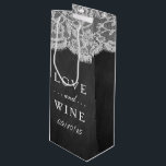De cadeautassen van het Chalkboard en het Lace Wed Wijn Cadeautas<br><div class="desc">Het Chalkboard en het Lace Wedding Collectie Gift Bags. *Opmerking: Zazzle verkoopt alleen gedrukte producten,  daarom heeft dit object geen echt kant-en-klare materialen.</div>