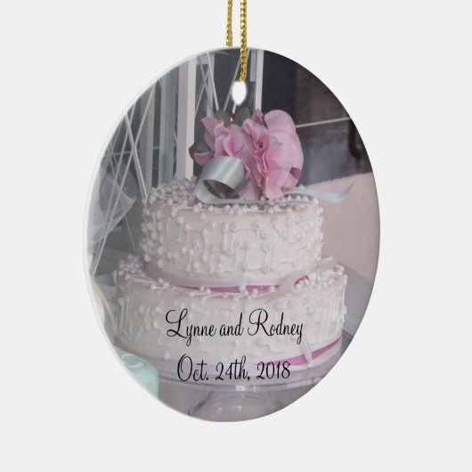 De Cake van het huwelijk bewaart de Datum Keramisch Ornament (Rechts)