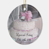 De Cake van het huwelijk bewaart de Datum Keramisch Ornament (Links)