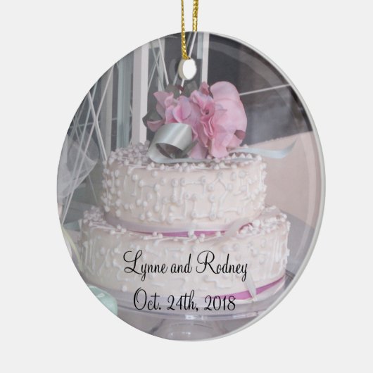 De Cake van het huwelijk bewaart de Datum Keramisch Ornament (Links)