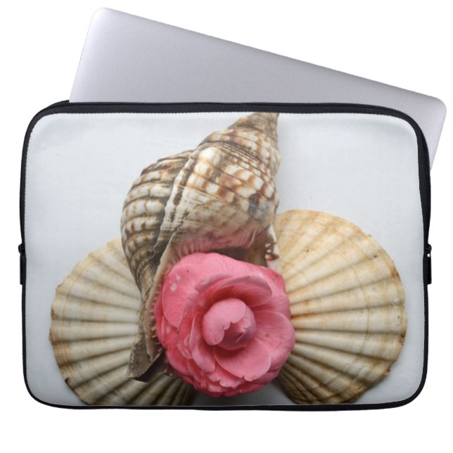 De Camellia en de Shells Laptop Sleeve (Voorkant)