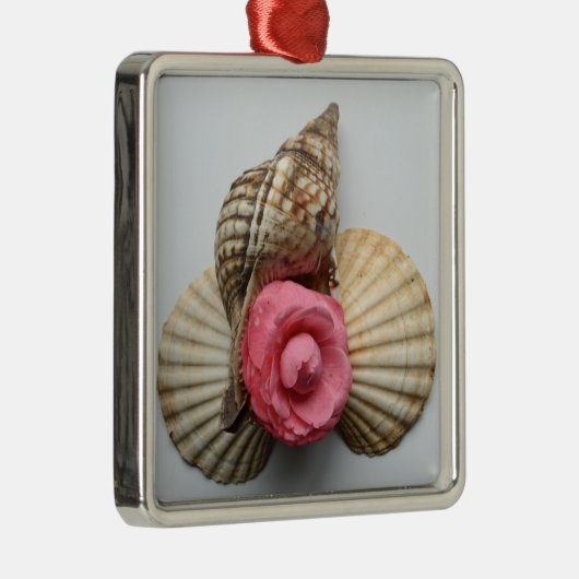 De Camellia en de Shells Metalen Ornament (Rechts)