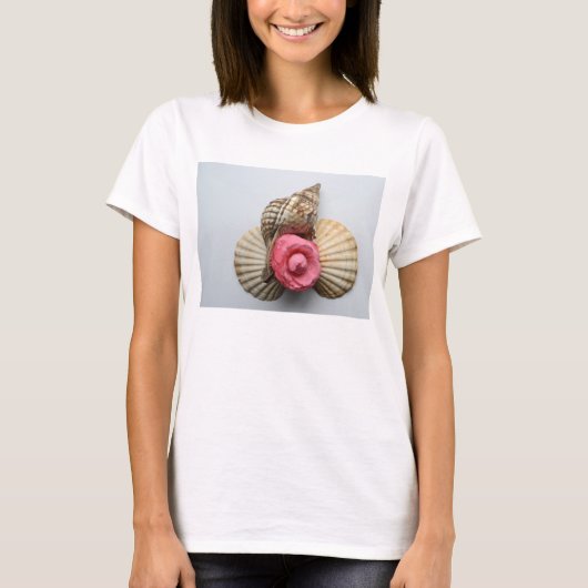 De Camellia en de Shells T-shirt (Voorkant)