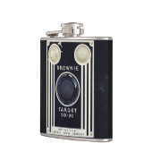 De camera van de terugtocht doorbladert doel. heupfles (Links)