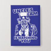 De camera van oom kijkt naar je button (Voorkant)
