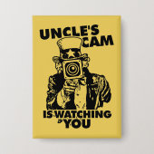 De camera van oom kijkt naar je button (Voorkant)