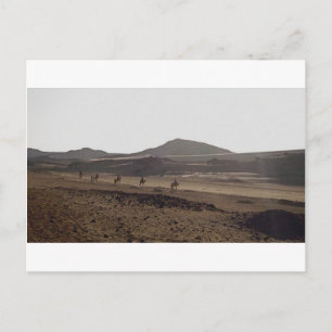 De caravan houdt bewegend briefkaart