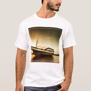 De carrosserie van het oude schip Bali, Indonesi T-shirt