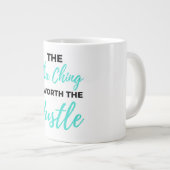 De Cha Ching is de Hustle 2 waard Grote Koffiekop (Voorkant rechts)
