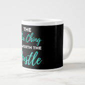 De Cha Ching is de moeite waard Grote Koffiekop (Voorkant rechts)
