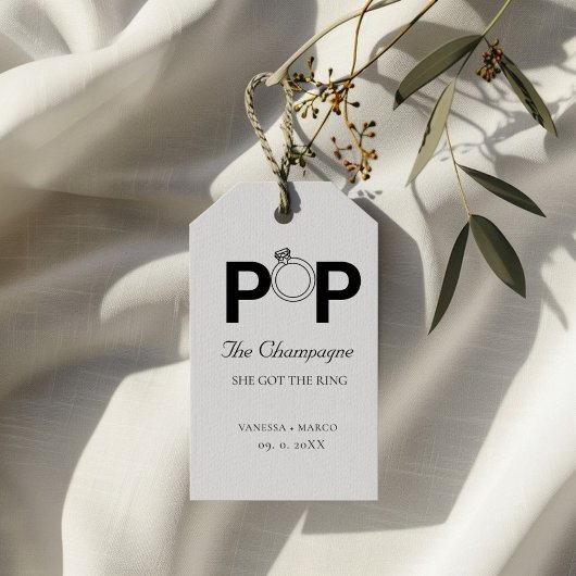 De champagne knallen ze heeft de ring verloving de cadeaulabel
