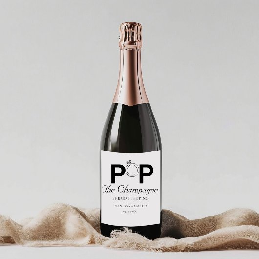 De champagne knalt, ze heeft de ring, verlovingsfe sparkling wijnetiket