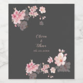 De chic roze sakura bloemen op een donkergrijs wijn etiket (Enkel label)