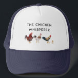 De Chicken Whisperer Trucker Pet<br><div class="desc">Grappig tracker pet ontwerp voor kippenliefhebbers en boeren met waterverf illustratie van kippen en een kuiken met een tekst die zegt "de kippenfluisteraar"</div>