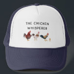 De Chicken Whisperer Trucker Pet<br><div class="desc">Grappig tracker pet ontwerp voor kippenliefhebbers en boeren met waterverf illustratie van kippen en een kuiken met een tekst die zegt "de kippenfluisteraar"</div>