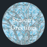 DE CHRISTMAS TREE RONDE STICKER<br><div class="desc">Een kunstkerstontwerp van een bladloze boom,  sneeuw die op een koude nacht valt met manen in de blauwe hemel.</div>