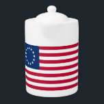 De cirkel van sterren, Amerikaanse vlag - Betsy Ro Theepot<br><div class="desc">The Circle of Stars: Het jaar was 1776, en de koloniën stonden op het punt om hun onafhankelijkheid van Groot-Brittannië te verklaren. Er werd een commissie gevormd om een vlag te ontwerpen die de nieuwe natie zou vertegenwoordigen, en ze zochten de hulp van een bekwame naaister genaamd Betsy Ross. -...</div>