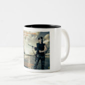 De Code Mok (Voorkant rechts)