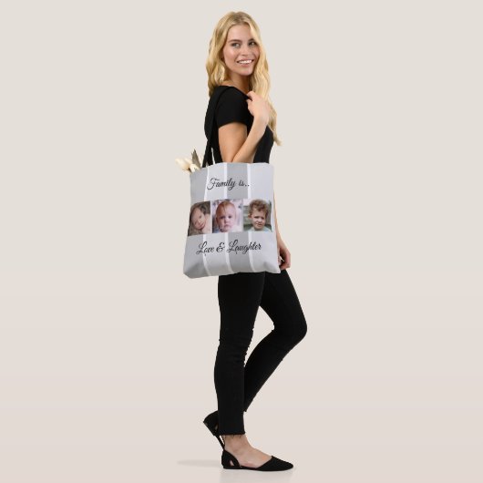 De collage voegt uw eigen douanefoto's wit en grij tote bag (Op model)