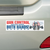 De controle van het pistool betekent het gebruiken bumpersticker (Op auto)