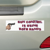 De controle van het pistool gebruikt beide handen bumpersticker (Op auto)