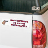 De controle van het pistool gebruikt beide handen bumpersticker (Op Truck)