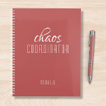 De Coördinator van Chaos Persoonlijke Naam Planner<br><div class="desc">Chaos Coordinator Personalized Name toont de tekst "chaos coordinator" in een leuke witte scripttypografie. Perfect voor die drukke moeder,  leraar,  sportteammanager of werkbaas. Ontworpen door Evco Studio www.zazzle.com/store/evcostudio</div>