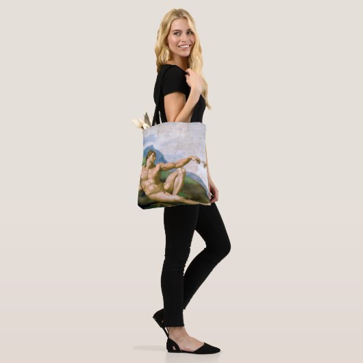 De creatie van Adam, Michelangelo, 1508-1512 Tote Bag (Op model)