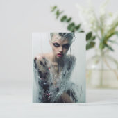 De dame doorzichtige plastic jurk achter een regen briefkaart (Staand voorkant)