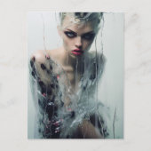 De dame doorzichtige plastic jurk achter een regen briefkaart (Voorkant)