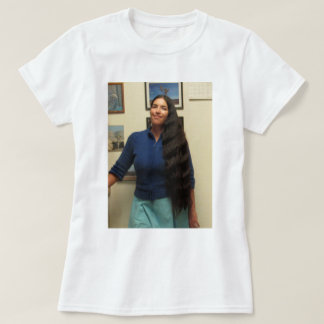 De dame met het donkerbruine Shirt