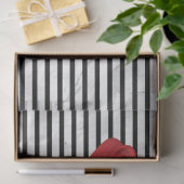 De dame met rode schoentjes op tissuepapier (Geschenk)