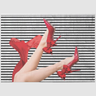 De dame met rode schoentjes op tissuepapier