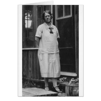 De dame van 1920 die buiten het gebouw staat