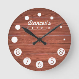 De danserklok met cijfers voor een danseres. ronde klok