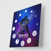 De danserklok met cijfers voor een danseres. vierkante klok (Hoek)