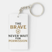De dapperen wachten nooit op toestemming - Motivat Sleutelhanger (achterkant)