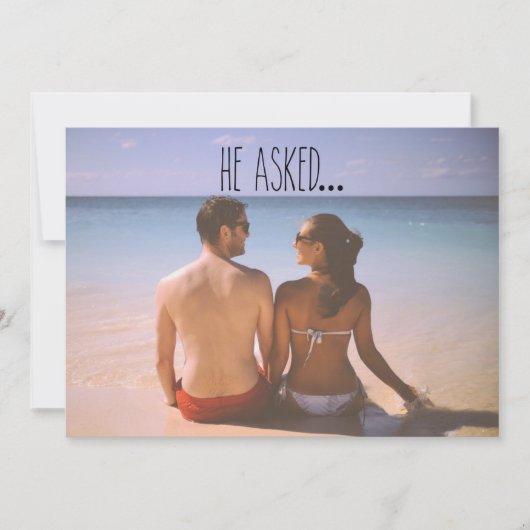 De datumfoto opslaan | Hij vroeg... Save The Date (Voorkant)