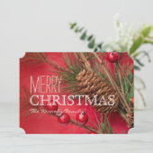 De decoratie van denneappels en van bessen op rood feestdagenkaart (Staand voorkant)