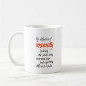 De definitie van waanzin doet hetzelfde koffiemok (Links)