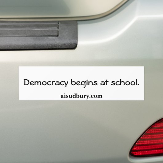 De democratie begint op school, aisudbury.com. bumpersticker (Op auto)