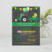 De derde verjaardag van de groene tractor jongen. kaart (Staand voorkant)